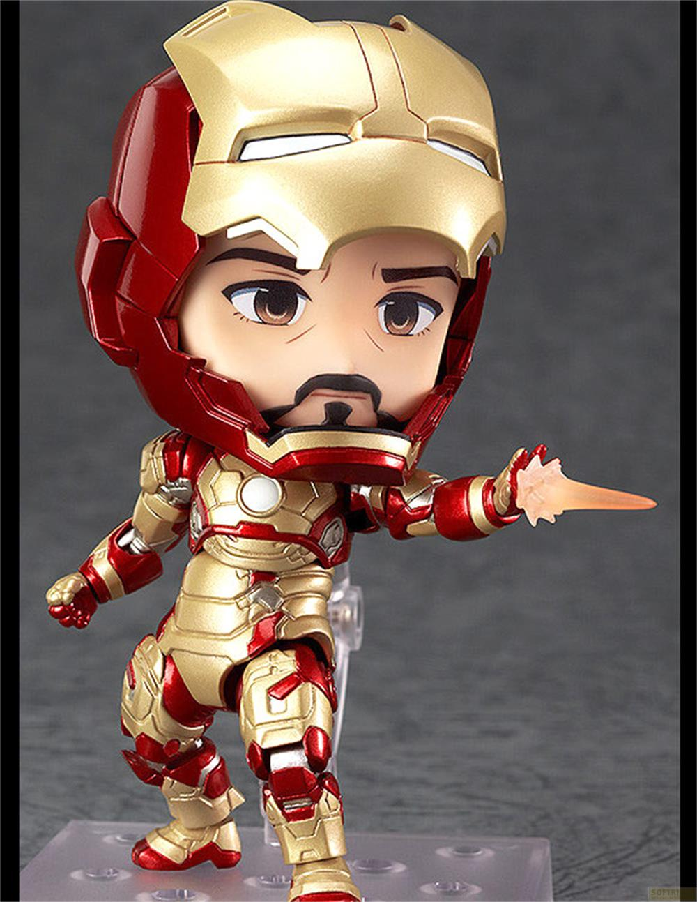 Una figura chibi di Iron Man in armatura rossa e oro spara un raggio di energia.