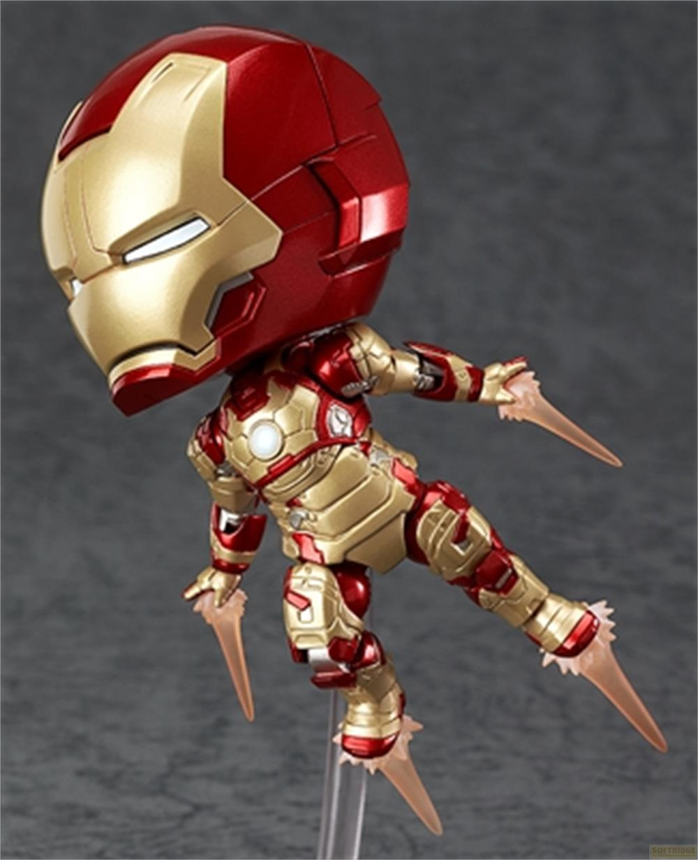 Action figure di Iron Man in rosso e oro con effetti luminosi su mani e piedi.