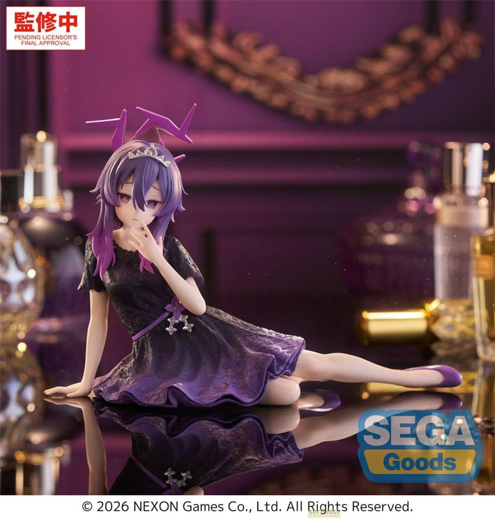Eine Lila-haarige Figur in einem kurzen schwarzen Kleid sitzt auf einem glänzenden Boden.