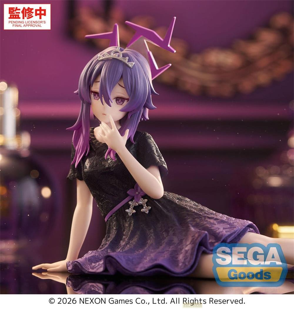 Anime-Figur mit lila Haar in schwarzem Kleid sitzt auf glänzender Oberfläche.