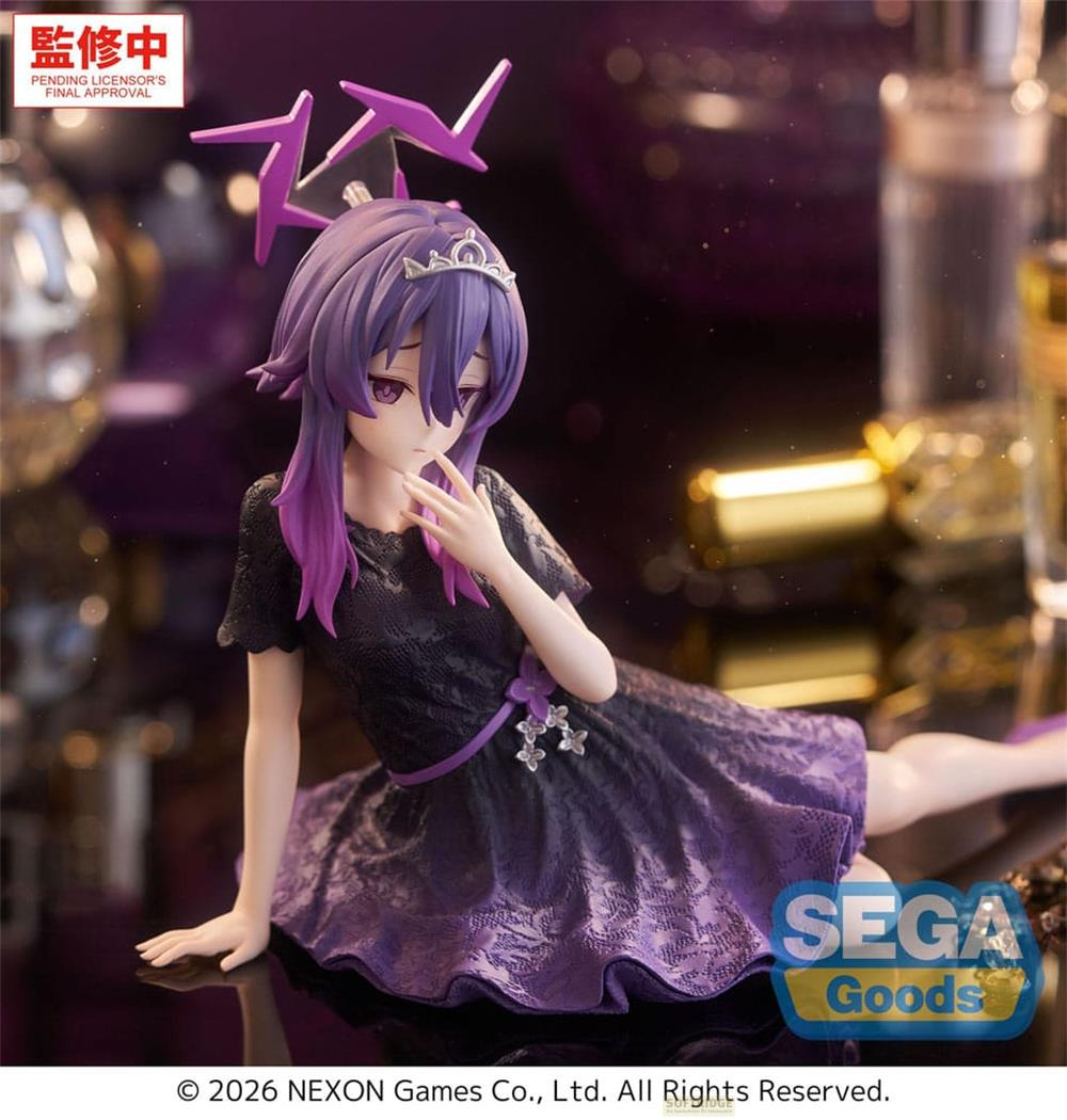 Figur einer Anime-Figur mit lila Haaren, die ein schwarzes Kleid trägt.