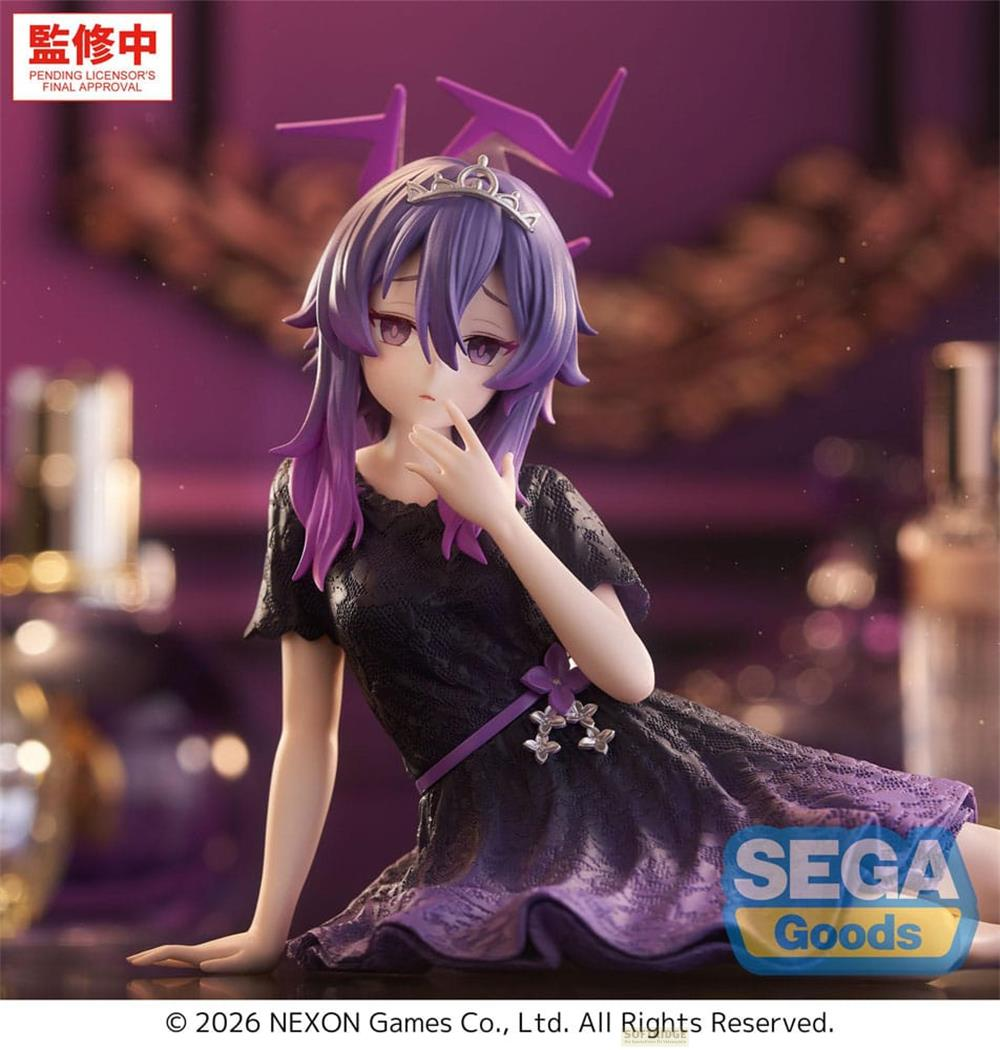 Figur einer Frau mit lila Haaren in einem schwarzen Kleid, die auf dem Boden sitzt.