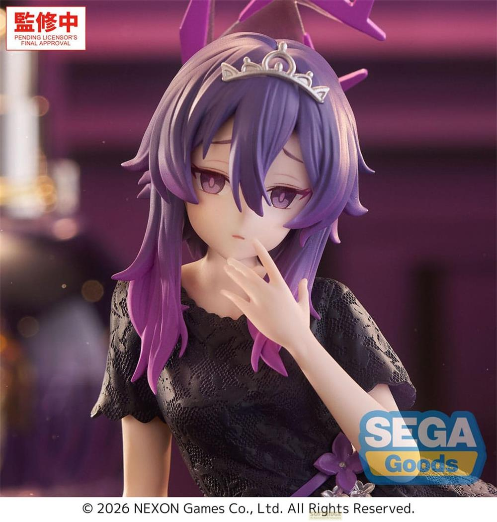 Eine Figur mit lila Haaren, gekleidet in ein schwarzes Kleid mit Spitze.