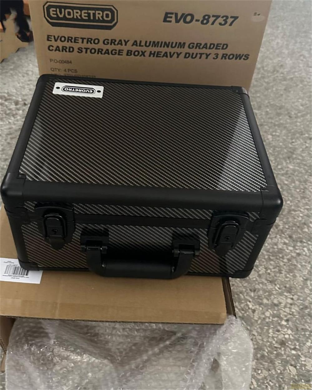 Grauer EVORETRO Aluminium-Kartenaufbewahrungsbox mit Carbon-Optik und Griff.