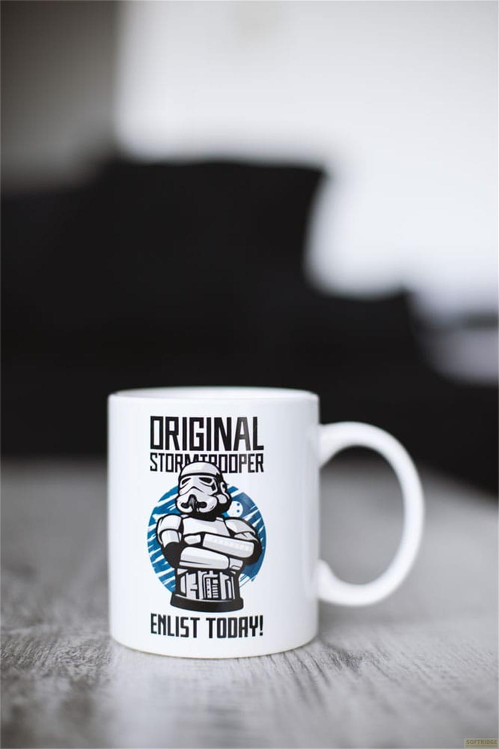 Weiße Tasse mit Star Wars Stormtrooper-Design und Aufschrift.