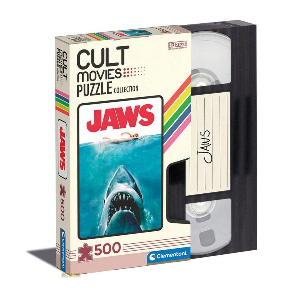 Pudełko z puzzlami Jaws w stylu kasety VHS. Rekin pływa w kierunku osoby.
