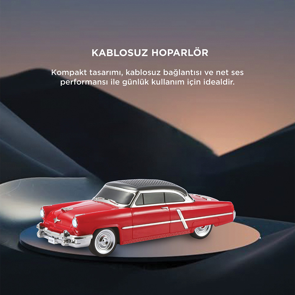 Kırmızı, eski model araba şeklinde hoparlör yuvarlak bir stantta duruyor.