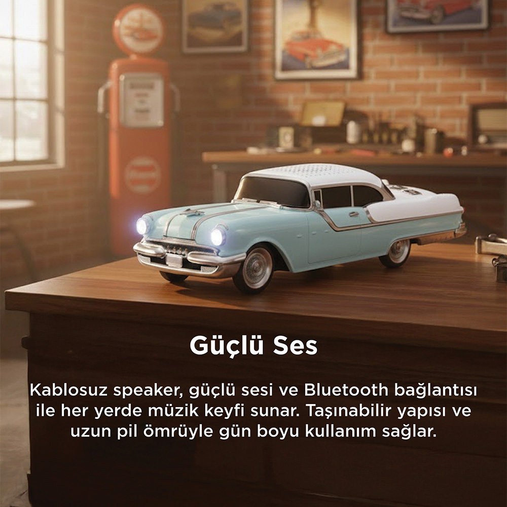 Ahşap masada mavi ve beyaz klasik araba şeklinde hoparlör, retro tarzı.