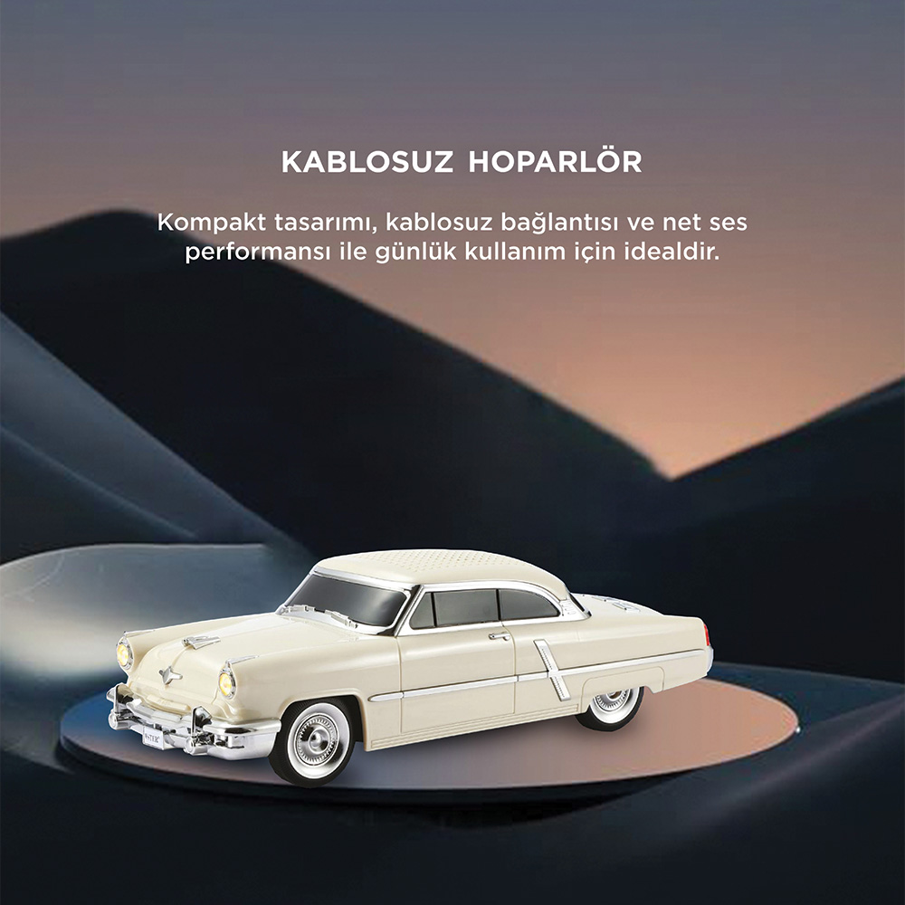 Krem rengi retro araba şeklinde hoparlör yuvarlak bir yüzeyde.