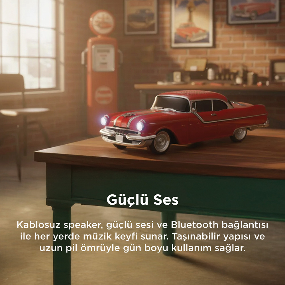 Kırmızı retro araba hoparlör ahşap masada. Arkada benzin pompası.