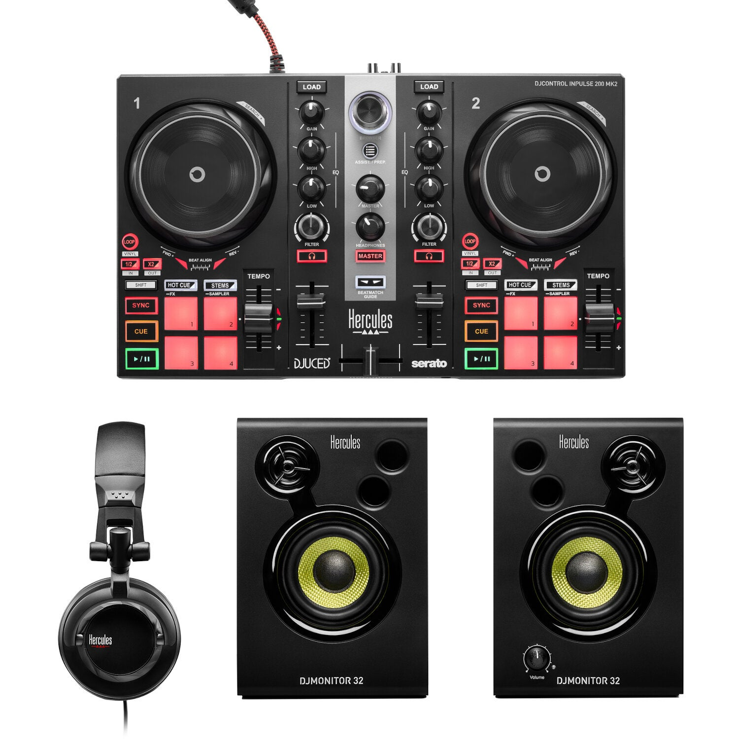DJ-controller, koptelefoon en twee luidsprekers op witte achtergrond.