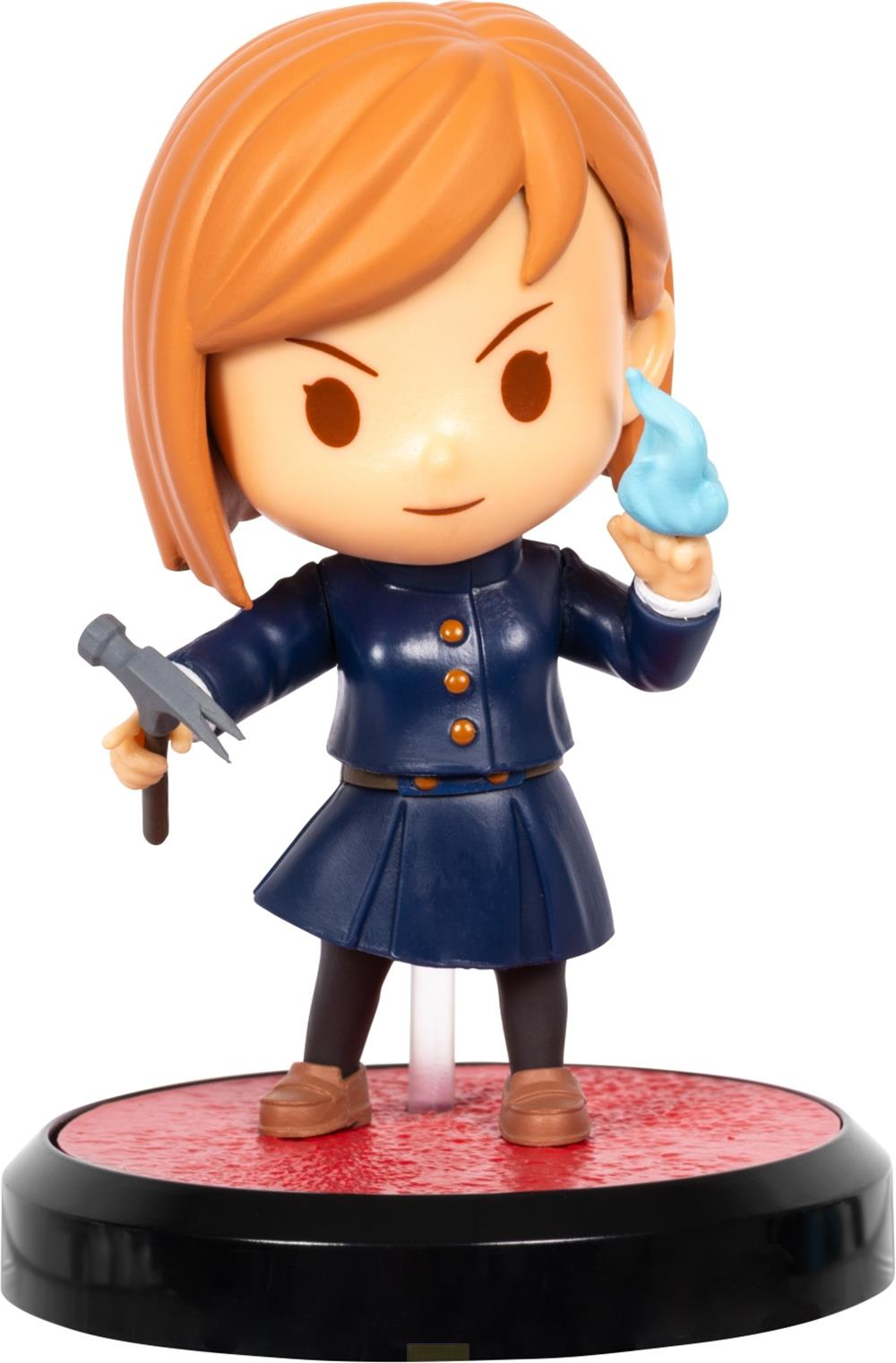 Chibi-Figur eines Mädchens mit orangefarbenem Haar, blauer Uniform und Hammer.