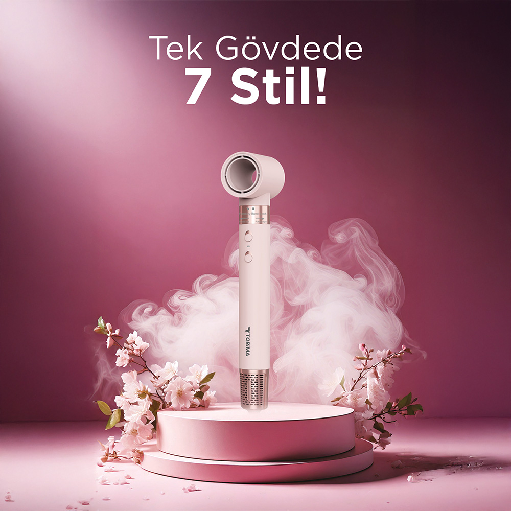 Açık pembe saç kurutma makinesi, duman ve kiraz çiçekleriyle çevrili bir platformda duruyor.