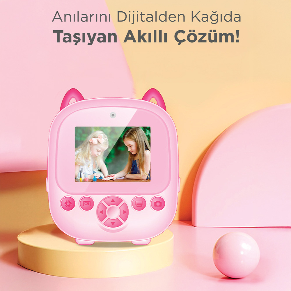 Pembe oyuncak kamera ekranında iki kız tırnaklarına oje sürüyor. Yakında pembe top var.