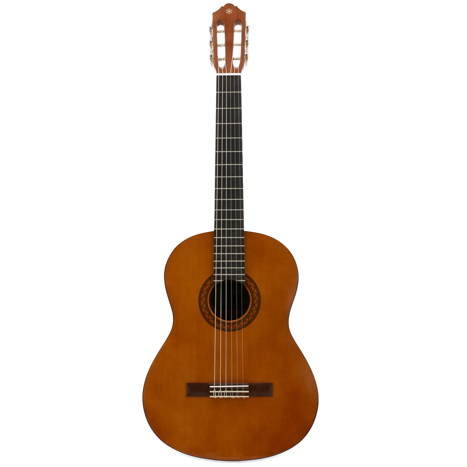 Eine braune Akustikgitarre mit sechs Saiten steht vor einem weißen Hintergrund.
