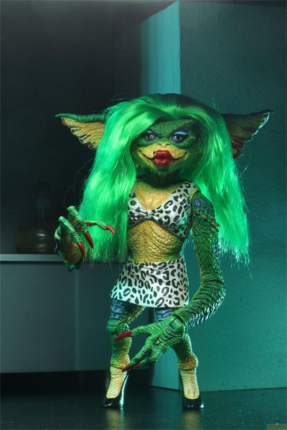 Criatura verde con sujetador y falda de leopardo, peluca verde y maquillaje.