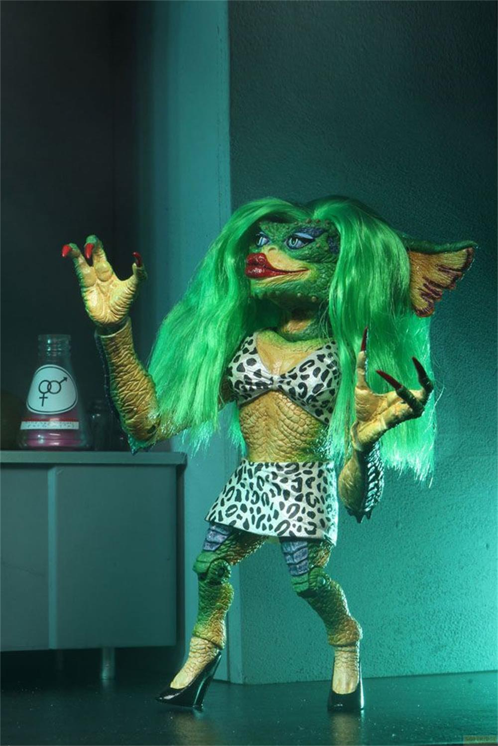 Una criatura verde con pelo verde brillante y bikini de leopardo.