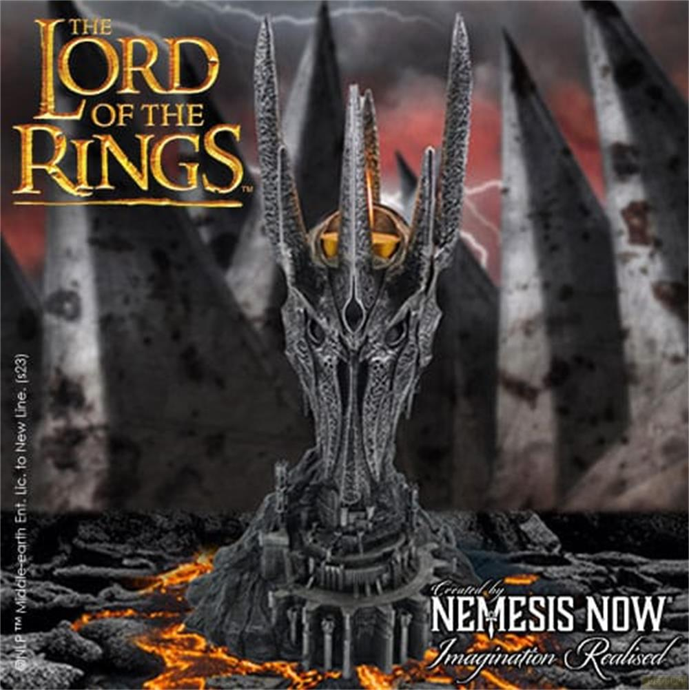 Dunkler Helm mit gelben Augen und "Der Herr der Ringe"-Logo.