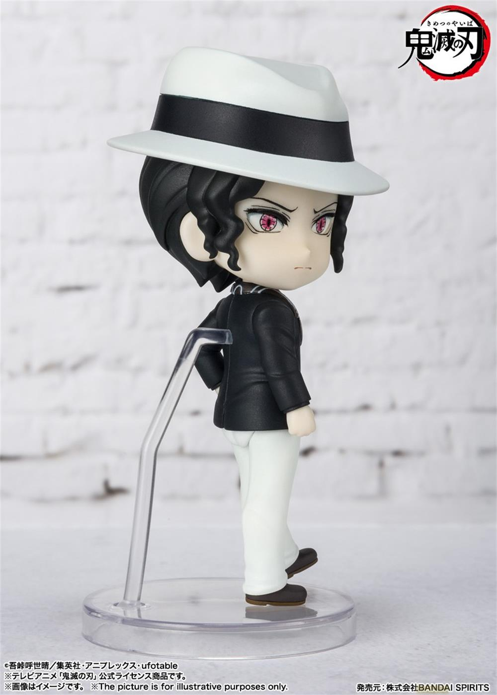 Figura chibi con cappello bianco, abito nero, pantaloni bianchi e occhi rossi.