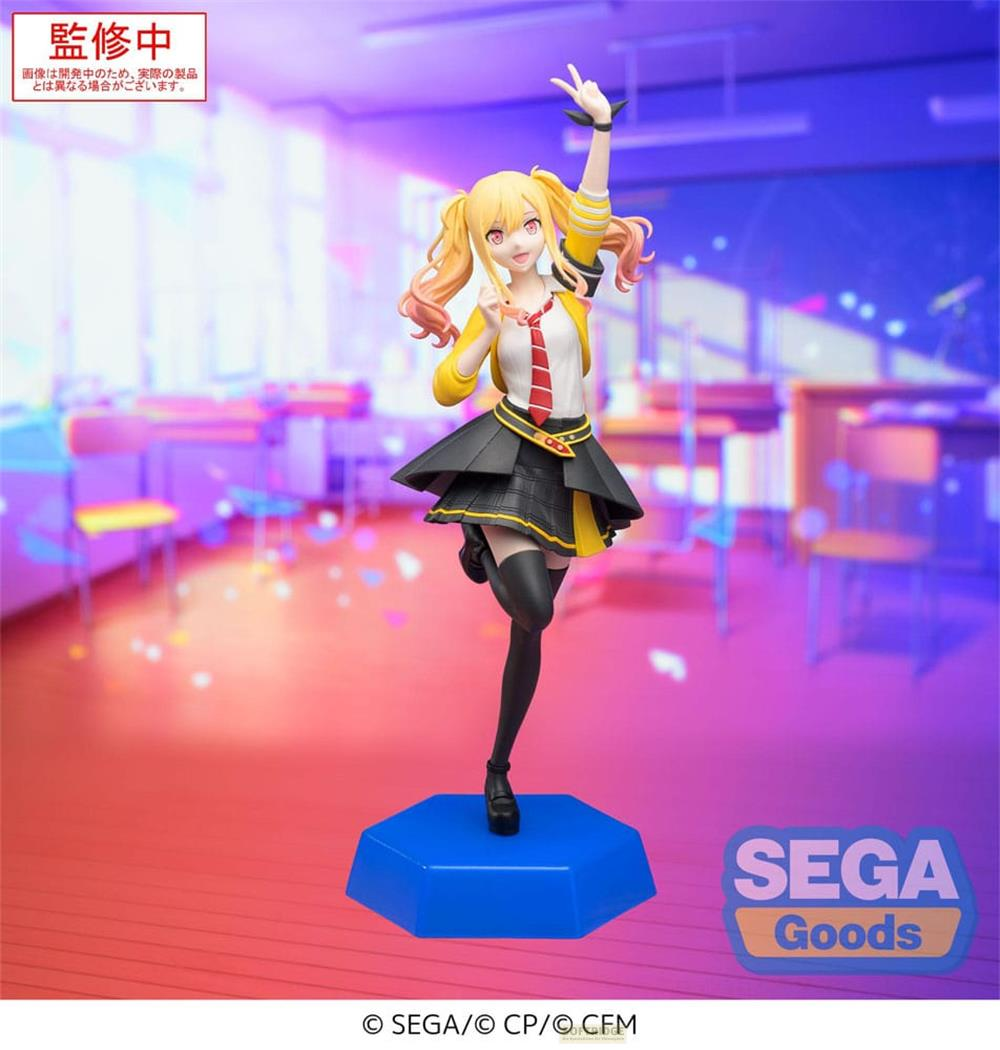 Anime-Figur mit gelben Haaren und gelber Jacke in einem Klassenzimmer.