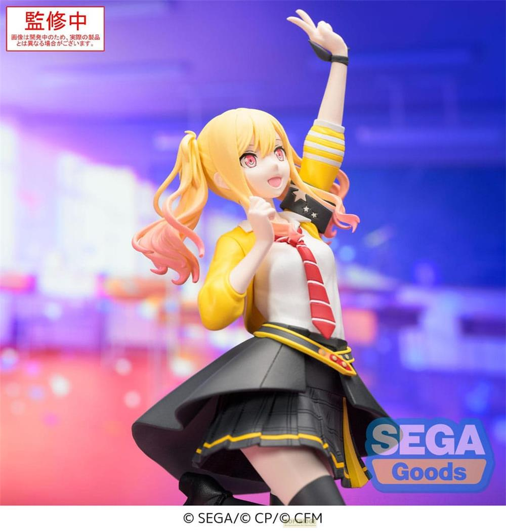 Anime-Figur eines Mädchens mit gelben Haaren und roten Augen, das ein weißes Hemd, eine gelbe Jacke und einen karierten Rock trägt.