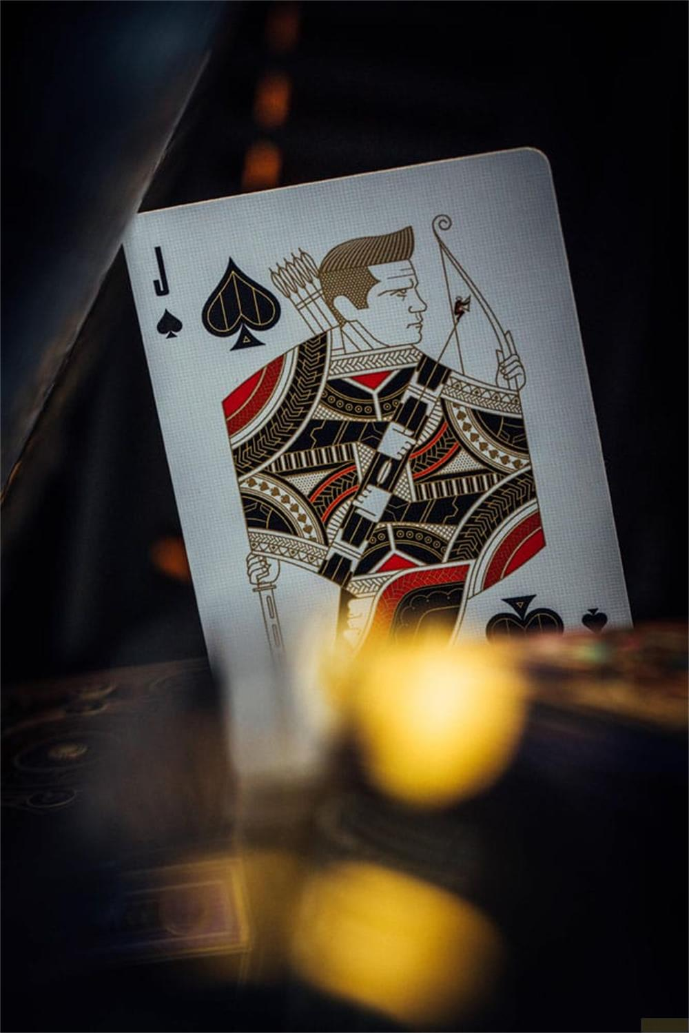 Carte à jouer : Valet de Pique avec arc et flèche, motif détaillé.