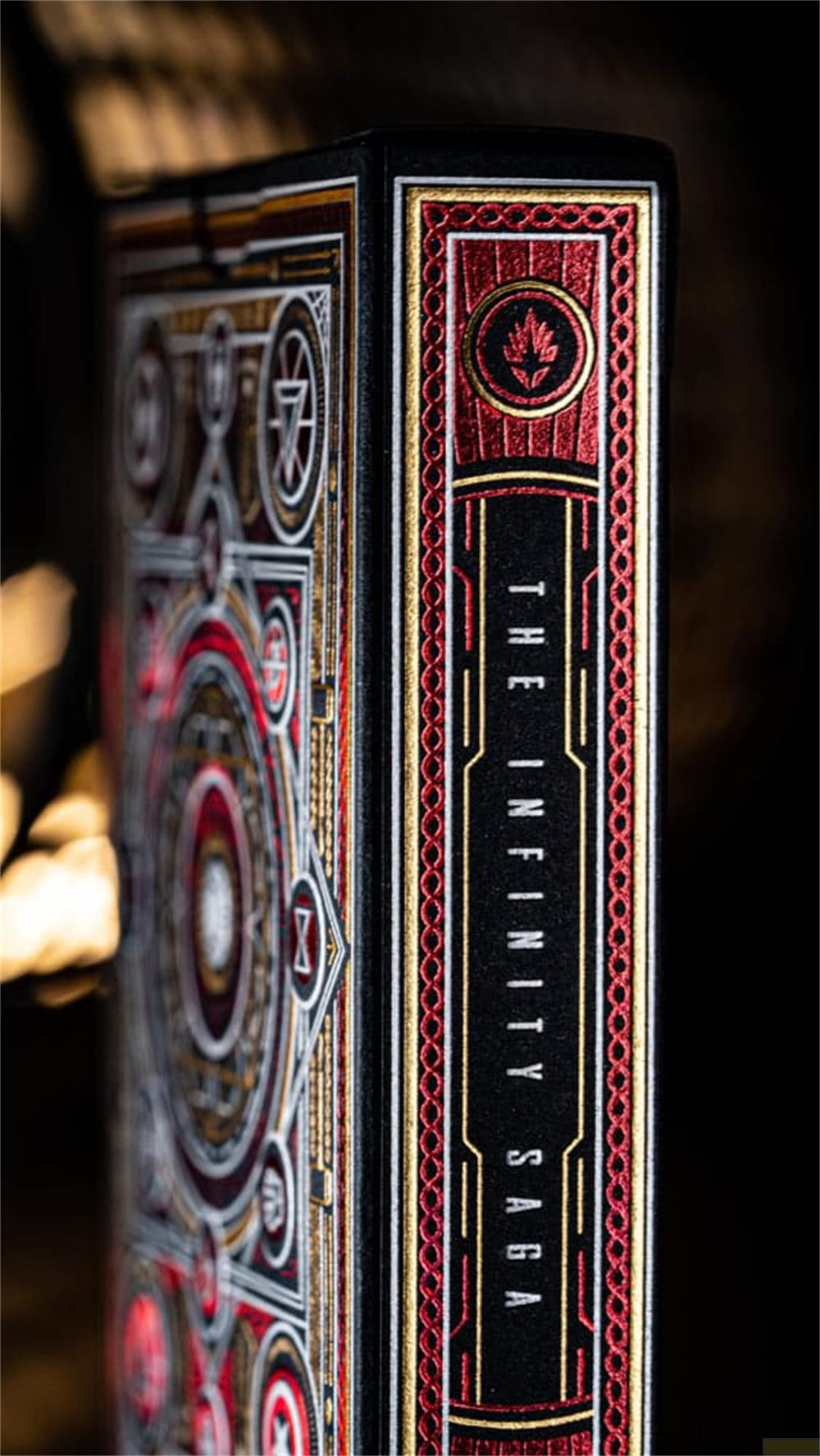 Boîte de cartes noire à motifs rouge et or. Texte 'The Infinity Saga'.