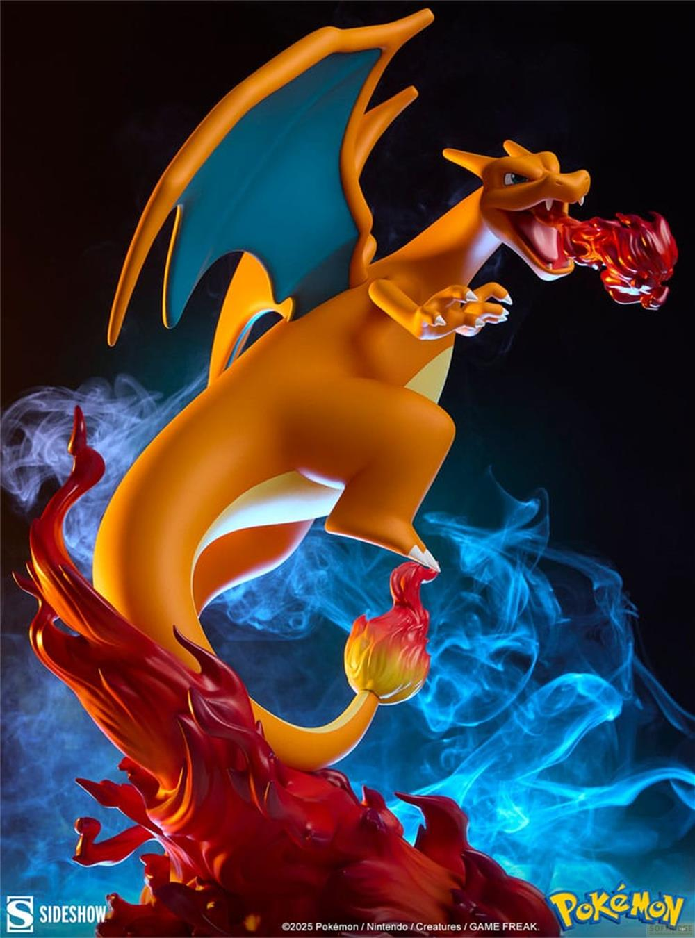 Orange Charizard speit Feuer. Blaue und rote Flammen umgeben ihn.