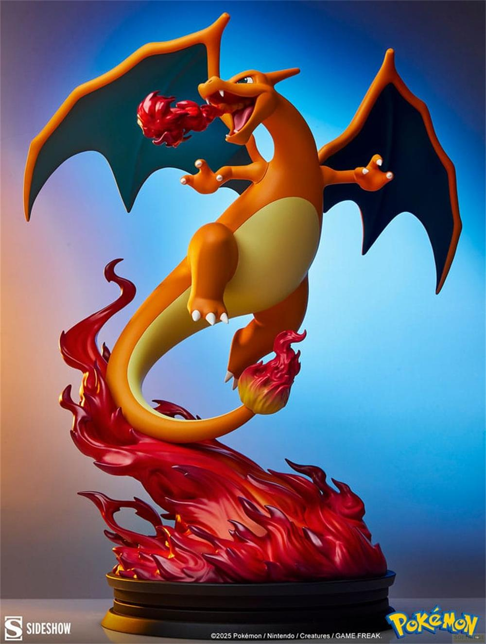 Orange Drachenfigur spuckt Feuer auf feuriger Basis vor blauem Hintergrund.