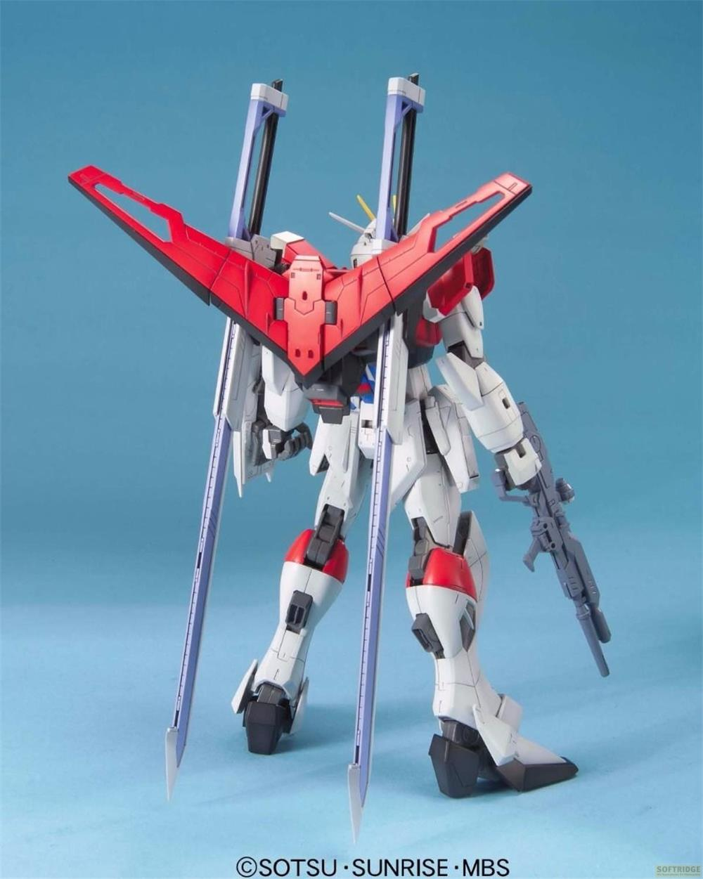 Un robot bianco e rosso con elementi blu e viola si erge su sfondo blu.