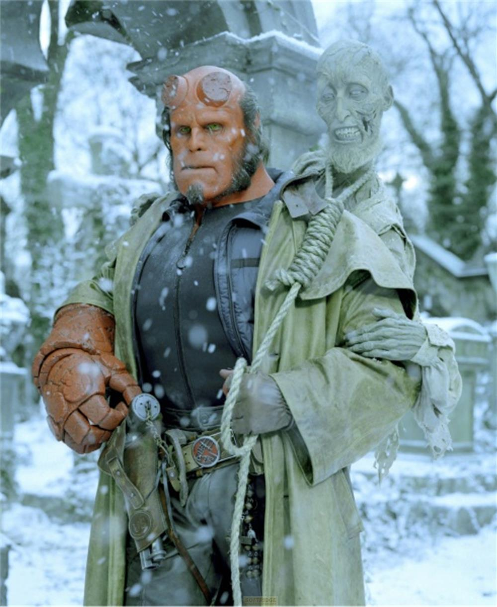 Hellboy avec un fantôme derrière lui dans la neige.