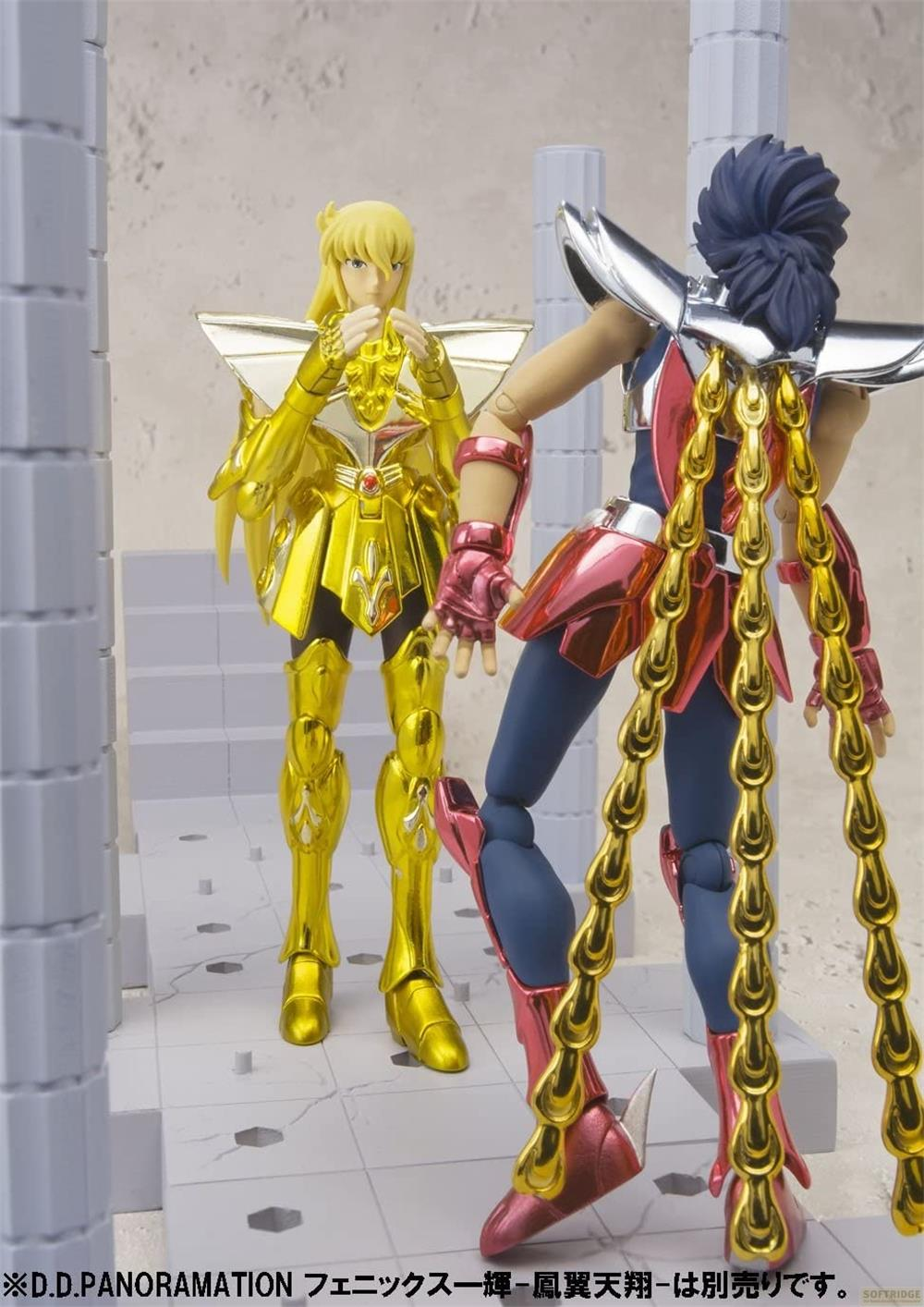 Due action figure su una piattaforma grigia con colonne sullo sfondo.