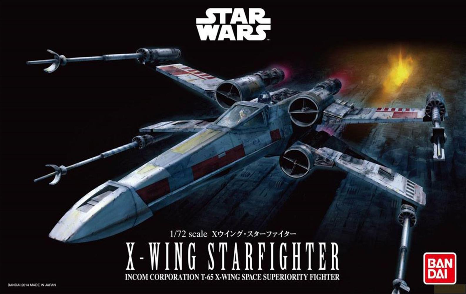 Un modello X-Wing Starfighter con quattro motori e segni rossi su sfondo nero.