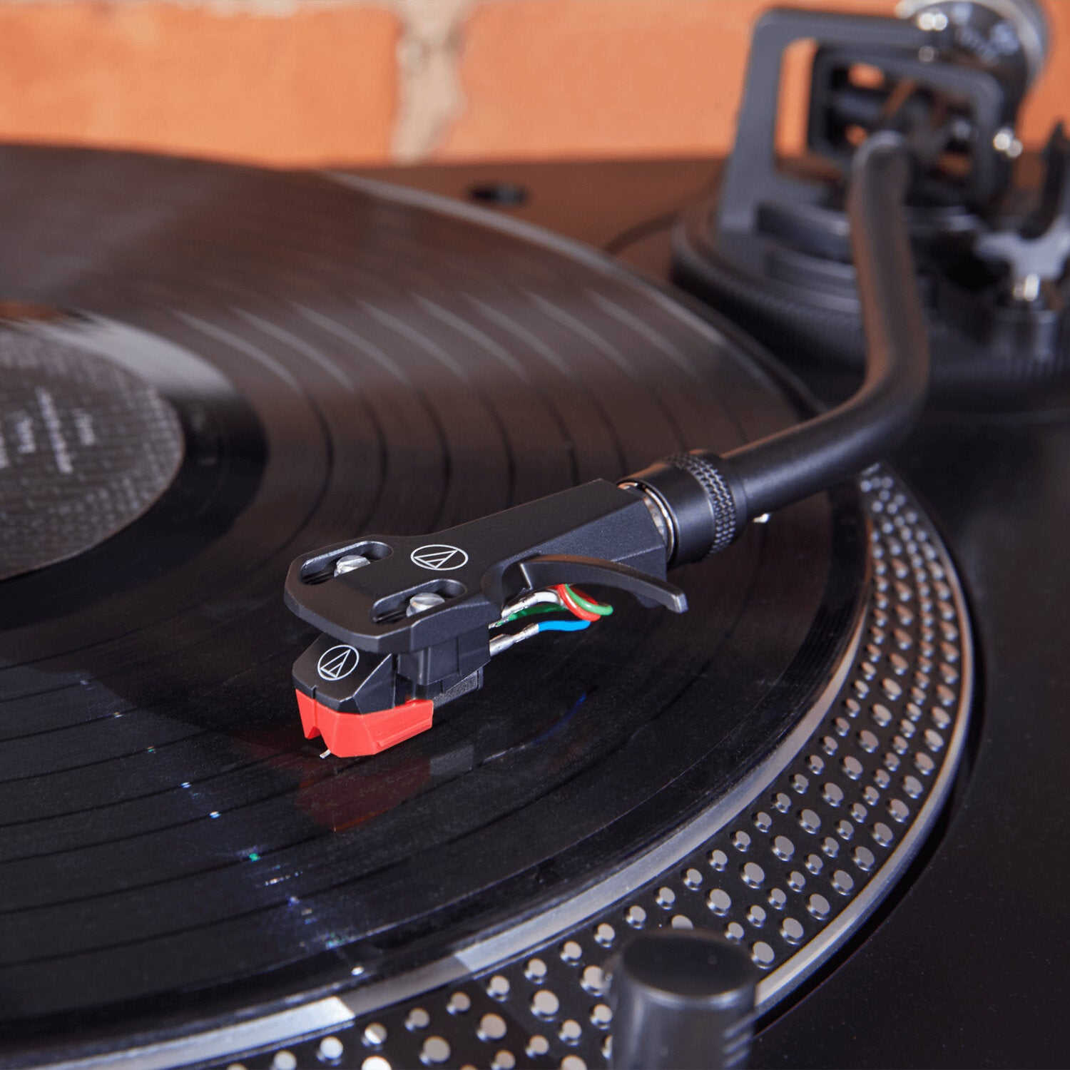 Une platine vinyle avec une aiguille sur un disque vinyle noir.