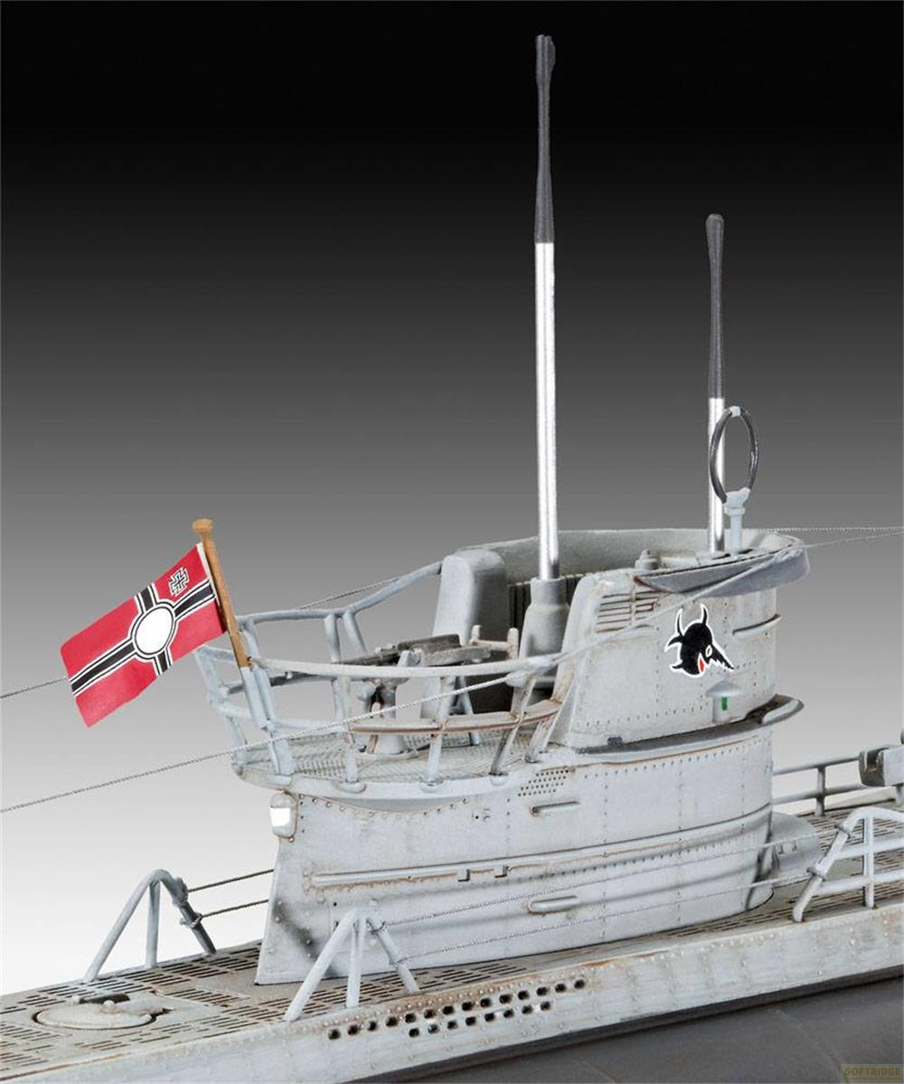 Sottomarino modello grigio con bandiera ed emblema di balena.