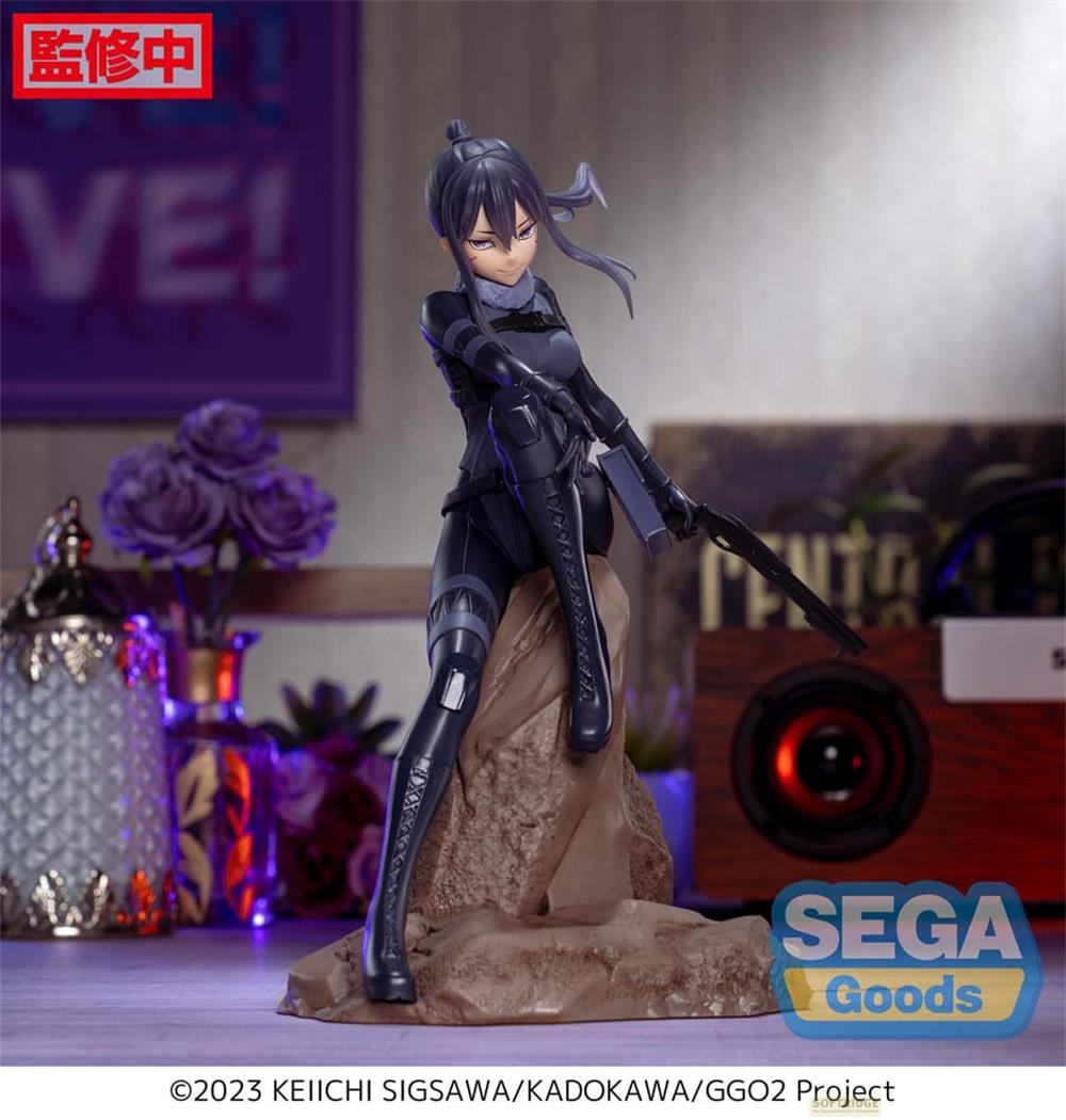 Figura de mujer con ropa oscura y arma, de pie sobre rocas.