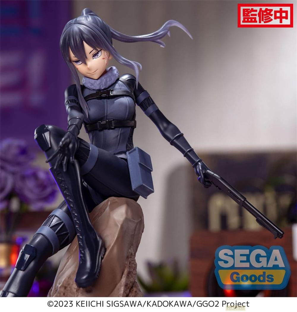 Figura de una mujer con atuendo oscuro sosteniendo un rifle, sentada en roca.
