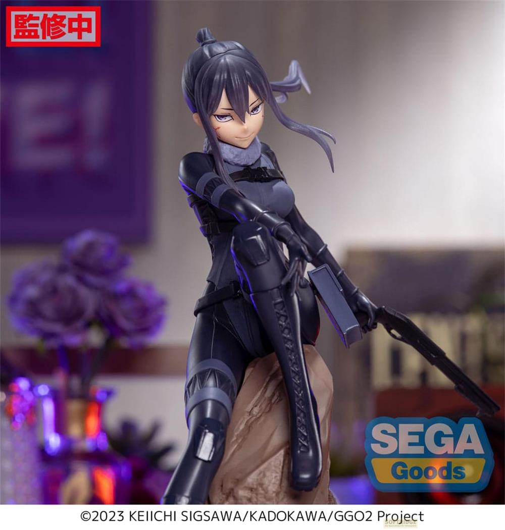 Figura de mujer con ropa oscura y arma, sentada sobre una roca.