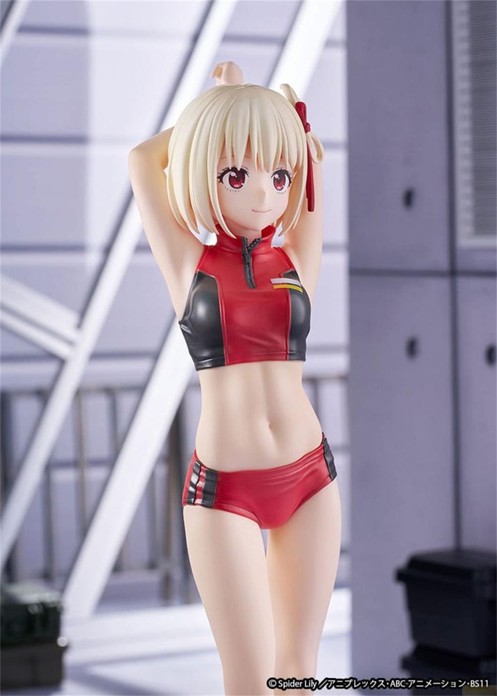 Anime-Figur in rotem Sport-Bikini mit schwarzen Akzenten, blonden Haaren.