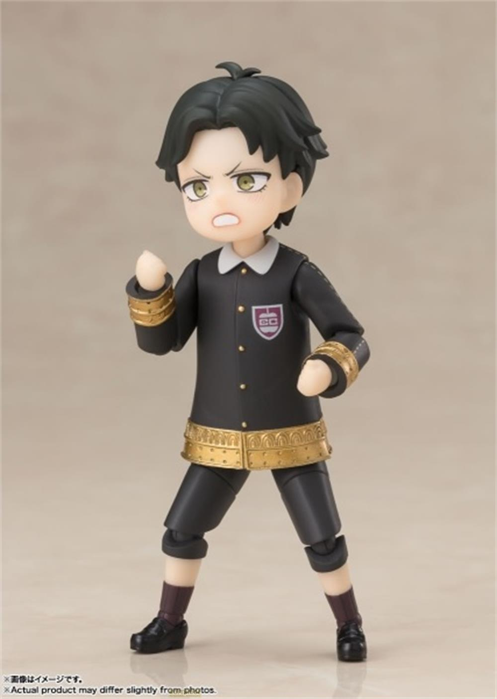 Figura di un ragazzo in uniforme nera con finiture dorate.