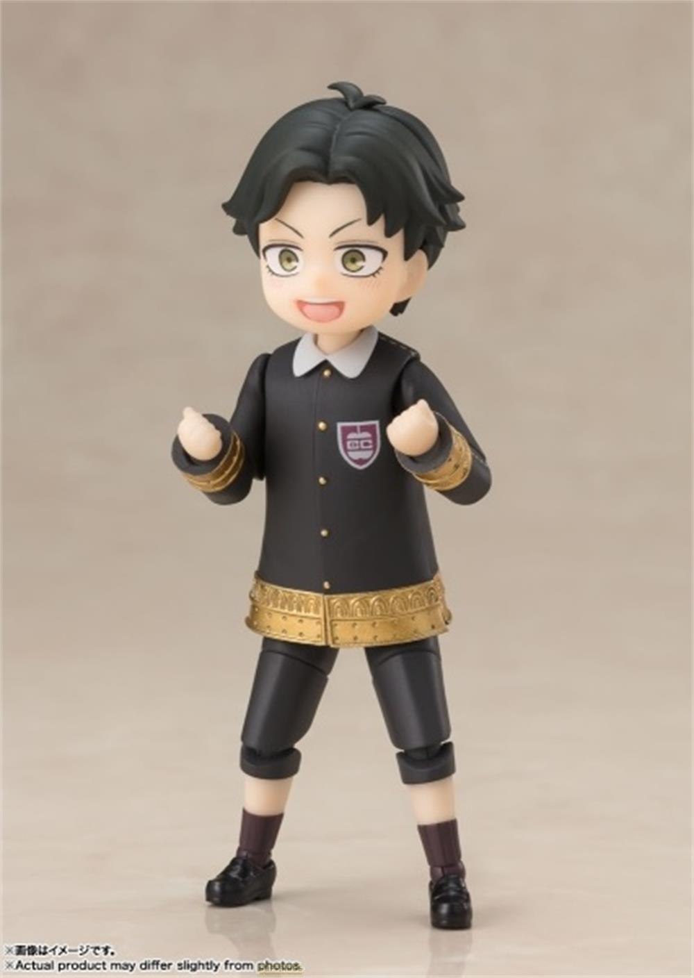 Una figura anime con capelli scuri e occhi verdi indossa un'uniforme nera con finiture dorate.