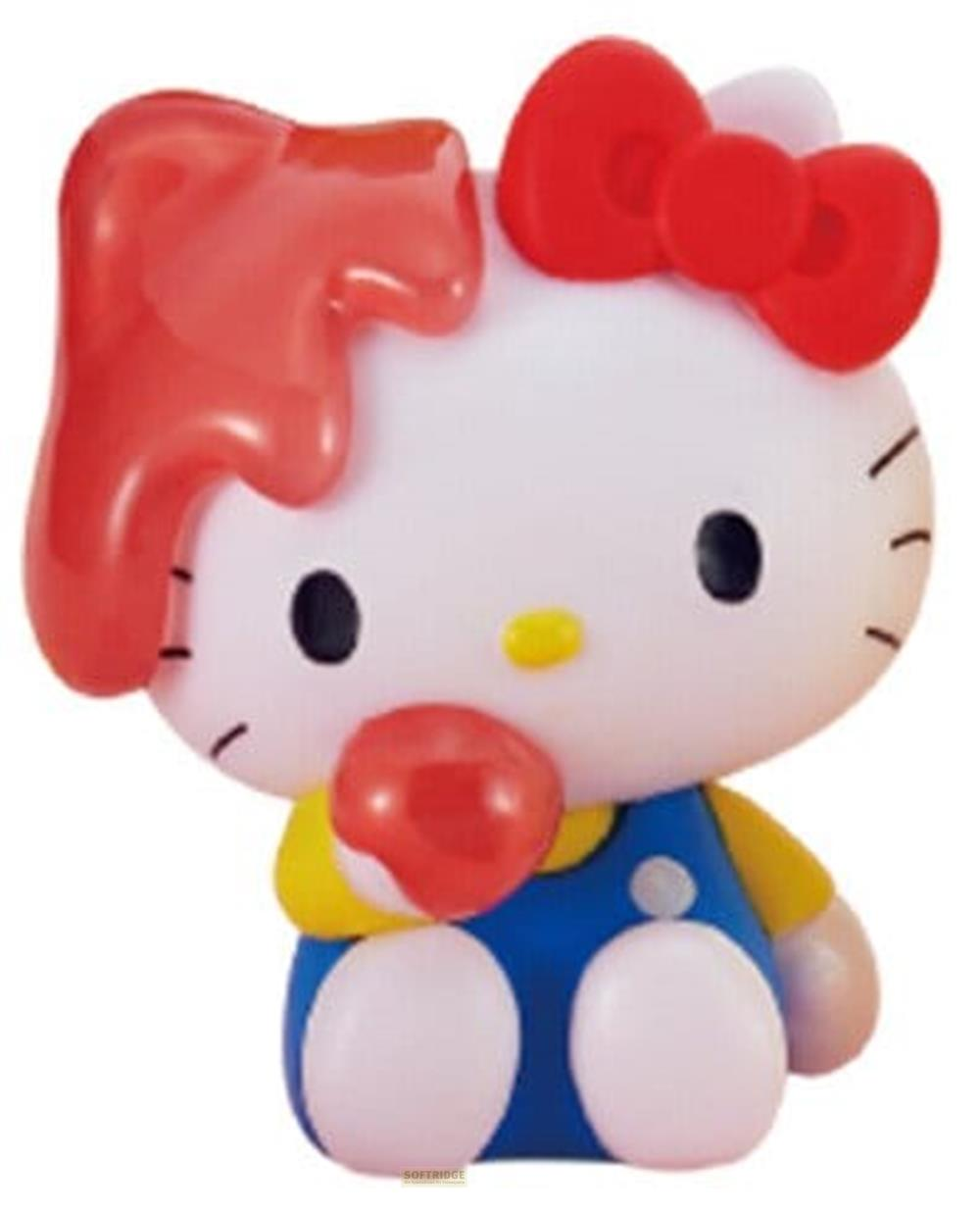 Hello Kitty con lazo rojo y overol sostiene una pelota roja.