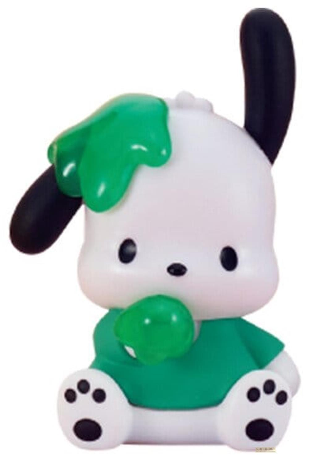 Un perro blanco con ropa verde y acentos verdes está sentado.