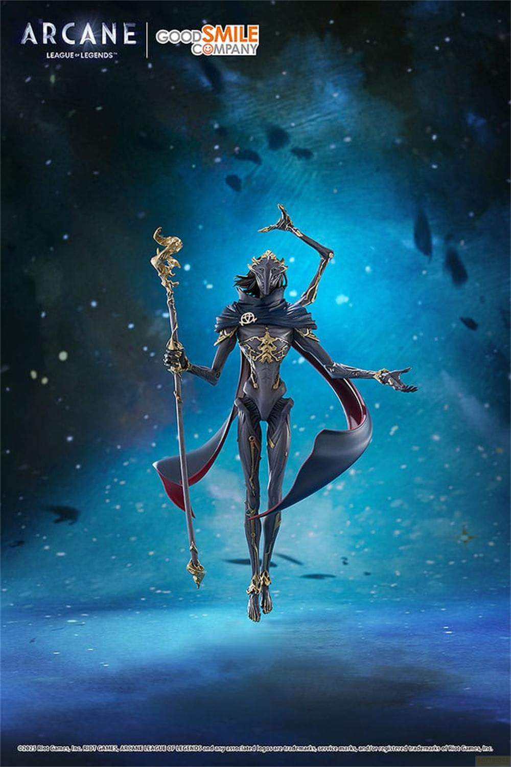 Una figura scura con accenti dorati e un bastone su sfondo blu.