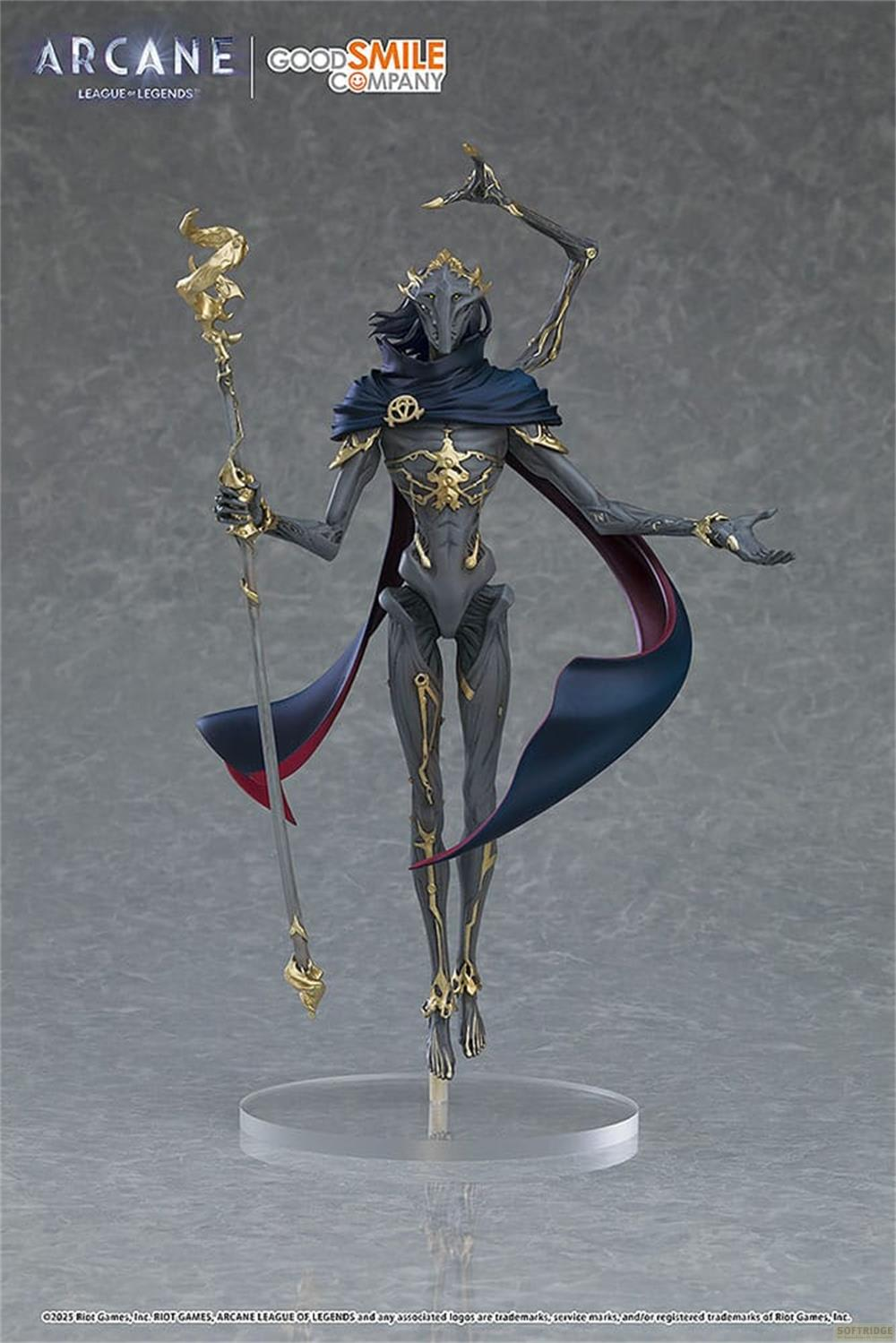 Figura di Arcane con accenti dorati, mantello blu, tiene bastone dorato su sfondo grigio.