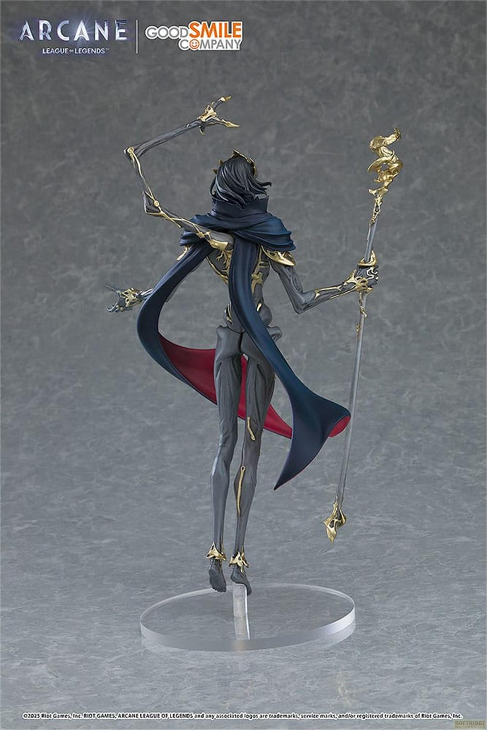 Figura snella con mantello scuro e accenti dorati, tiene un bastone.