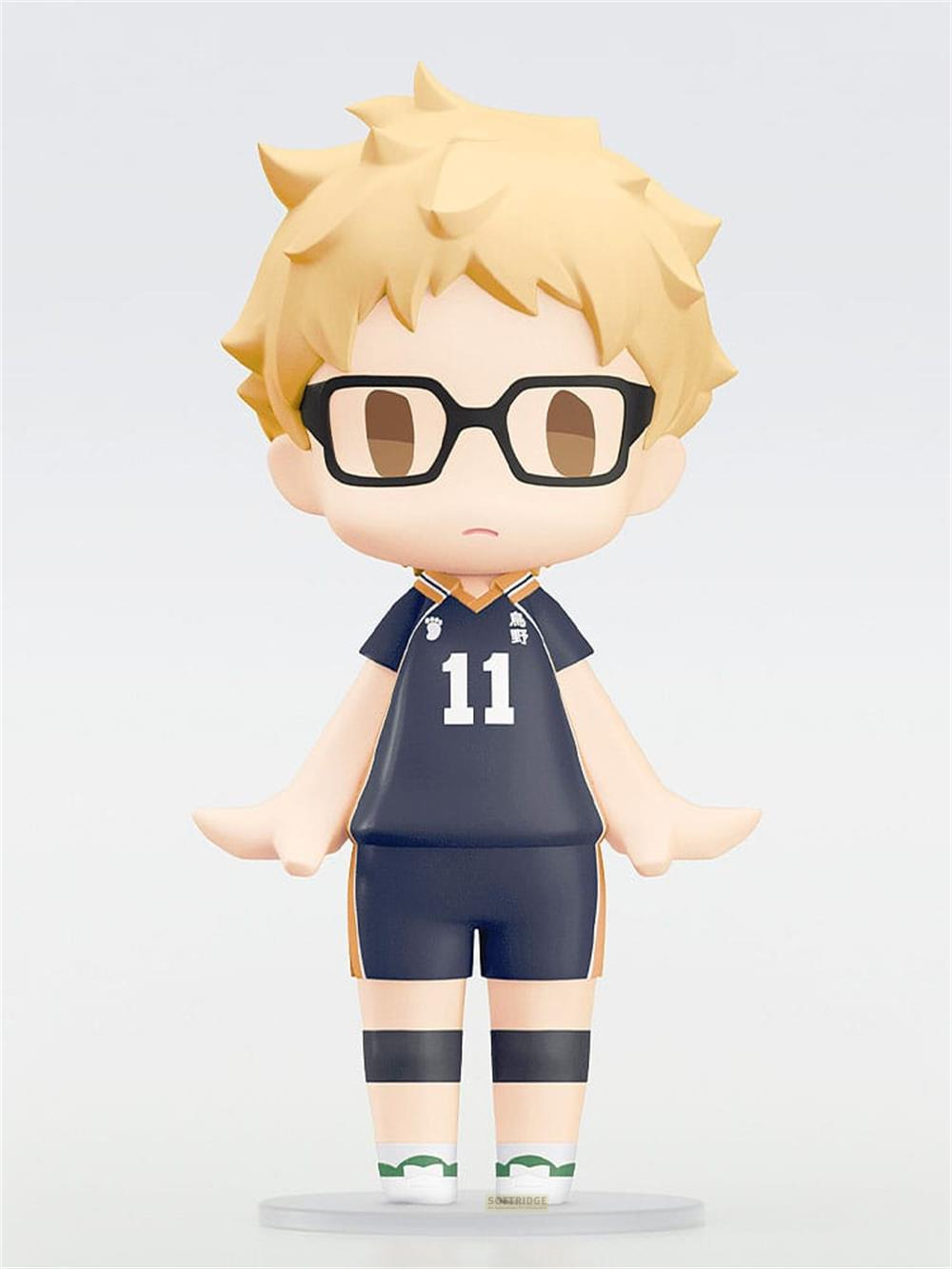 Una figura chibi anime con capelli biondi e occhiali indossa una maglia blu scuro con il numero 11.