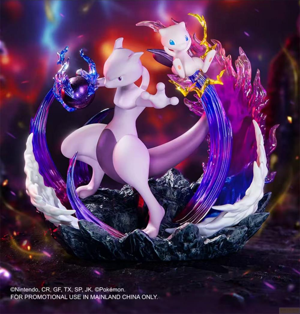 Mewtwo et Mew avec des flammes violettes et des effets d'énergie sur une base rocheuse.