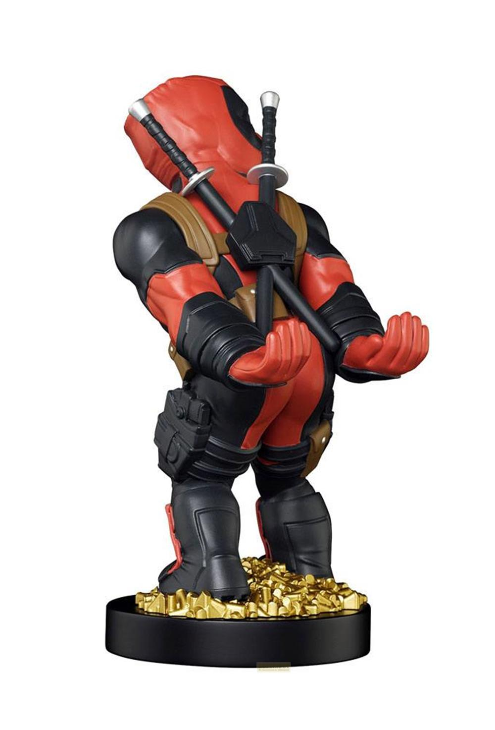 Statua di Deadpool su monete d'oro, con spade sulla schiena.