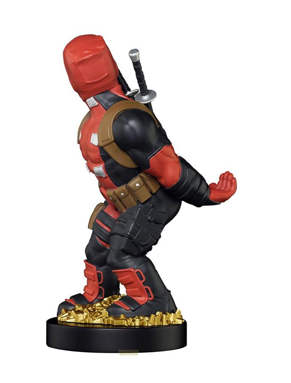 Statua di Deadpool su base dorata, vestito di rosso e nero, con spada.